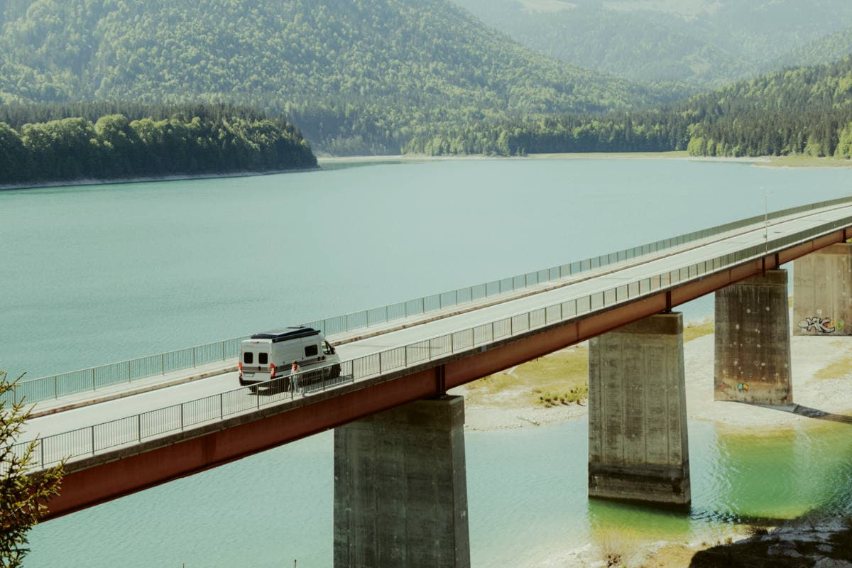 Wohnmobil auf einer Brücke am See